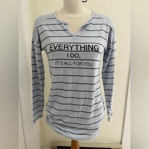 Thyme maternity Vneck top size small